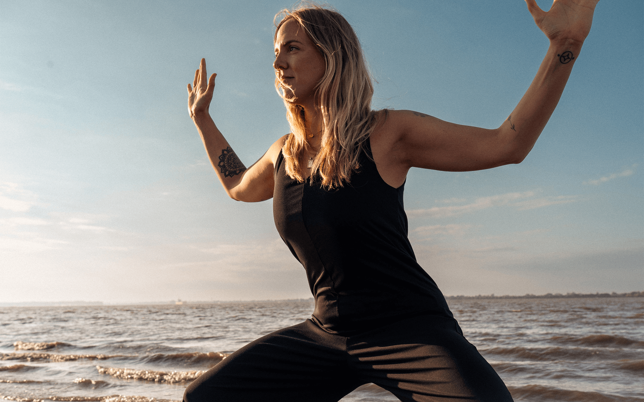 Editorial-Rebellare-Laramariasophie-SonyAlpha7iii-Bnw-yoga-beach-ohohom